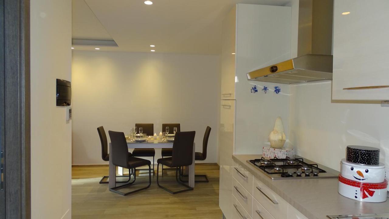 Blue Moon - Via Parigi Apartments アオスタ エクステリア 写真