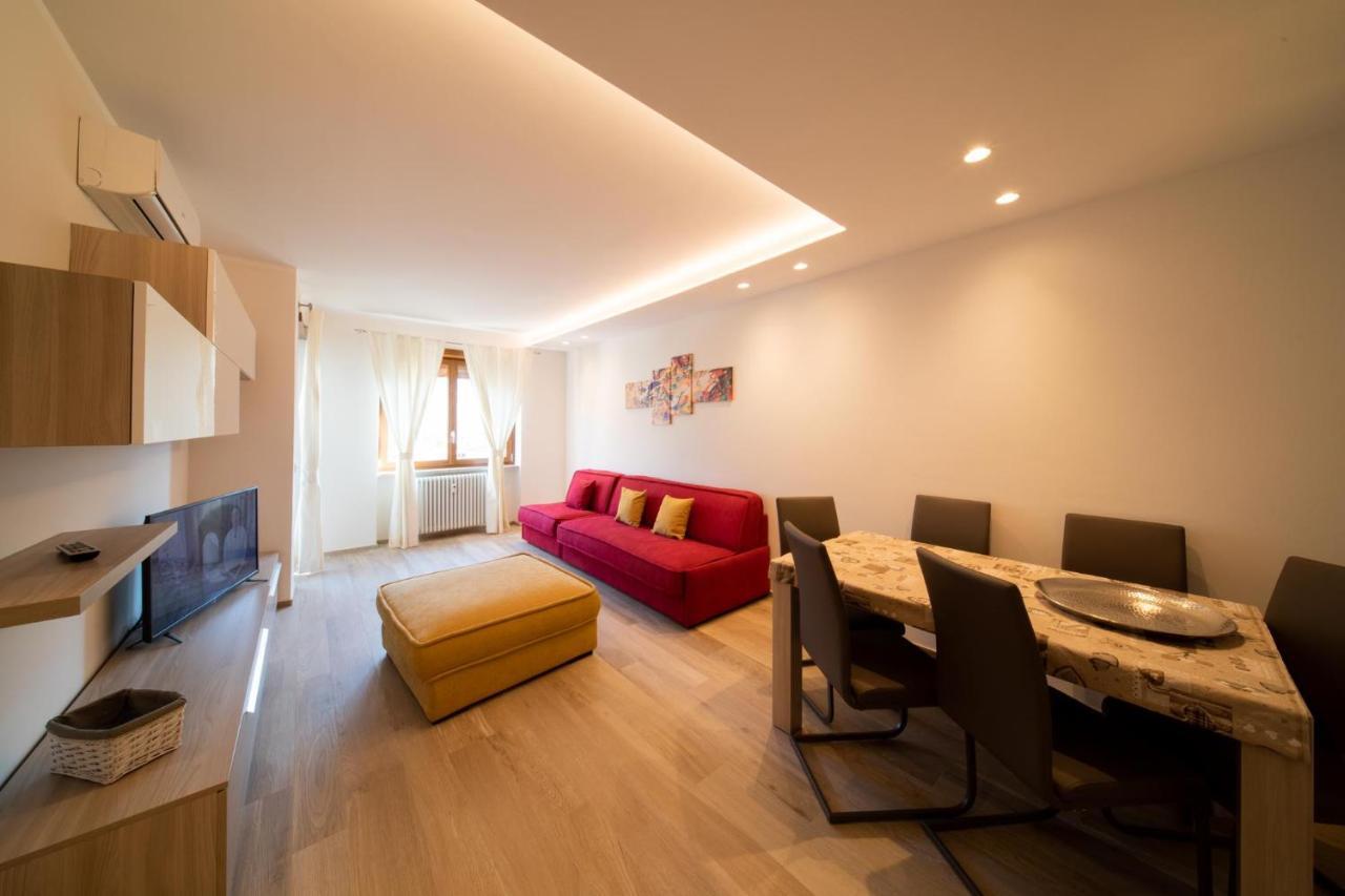 Blue Moon - Via Parigi Apartments アオスタ エクステリア 写真